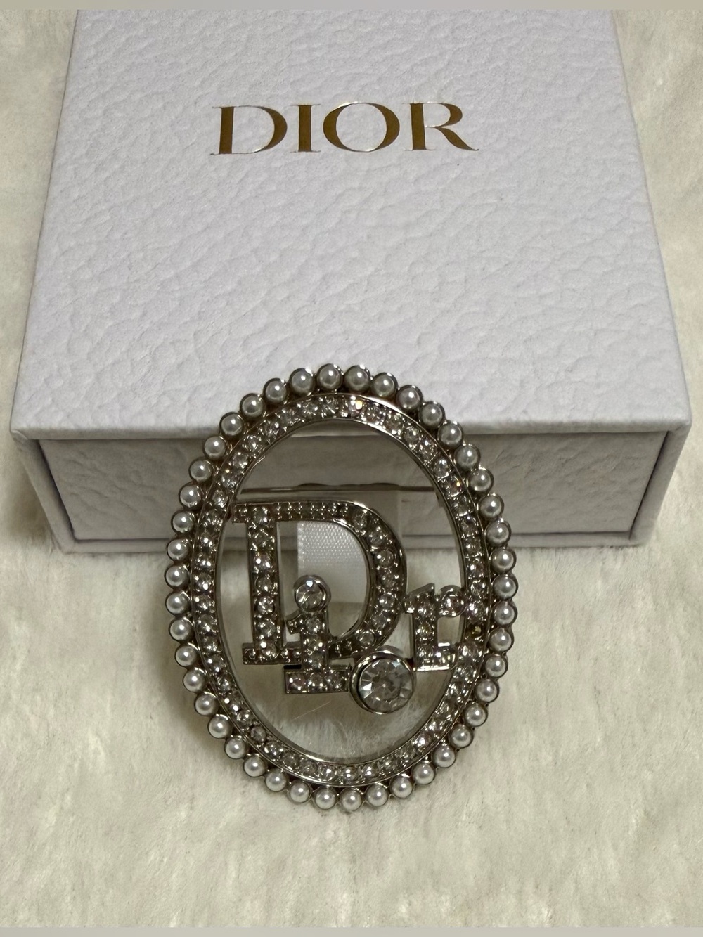 Stunning Pearl Crystal Brooch in Silver-tone